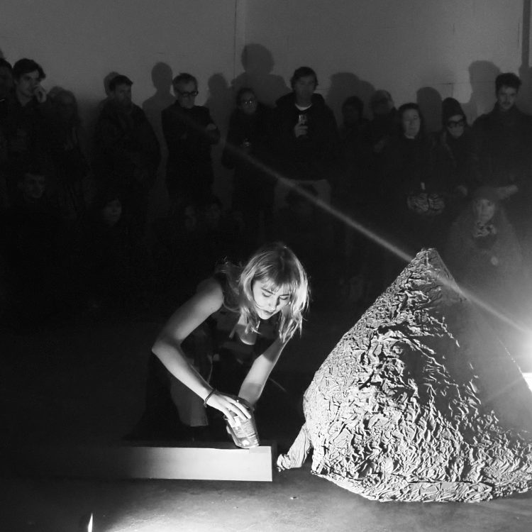 Anouk Kellner die haar Airchoir bespeelt.