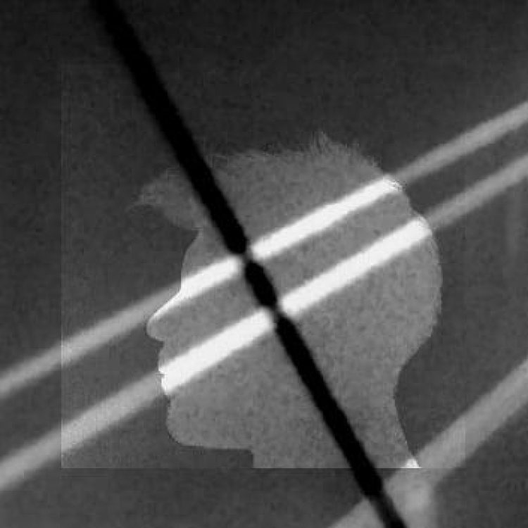 Zwart-wit beeld met contouren van een gezicht