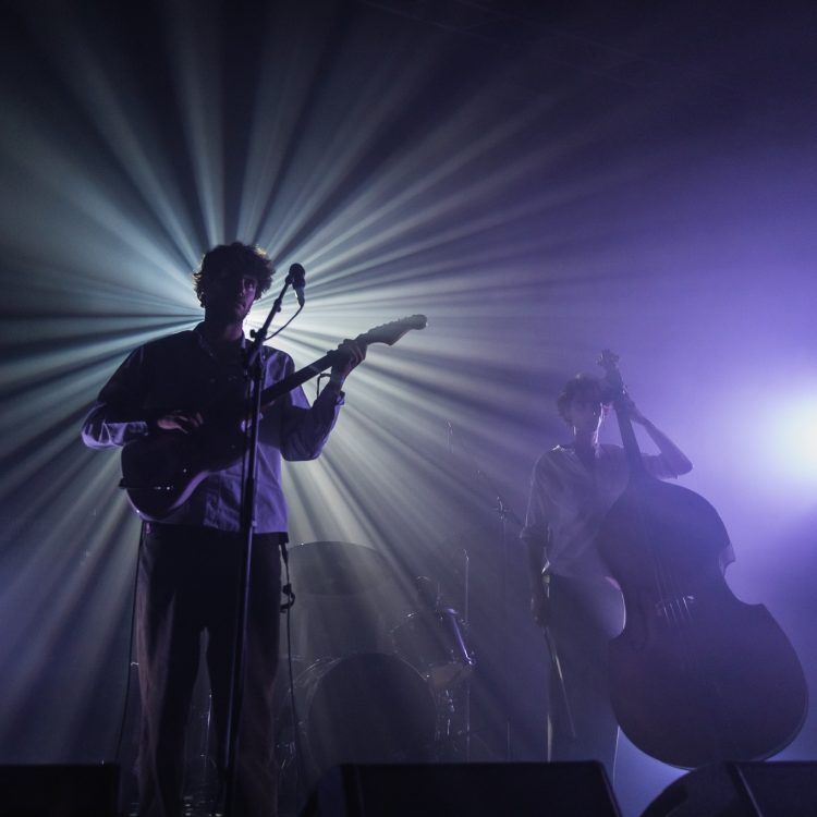 Personeelsfeest op het podium iemand met een gitaar en iemand met een contrabas
