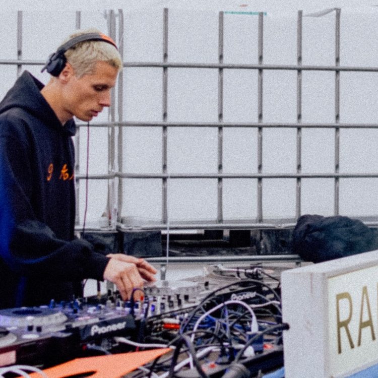 Dj JulioJulio achter de draaitafels