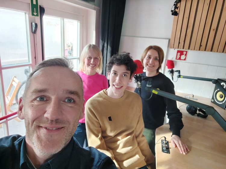 Xavier Taveirne en de leerlingen van de Kade namen een podcast op in Villa Bota